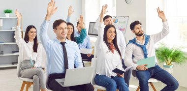 Bir grup iş adamı seyirciler arasında sandalyeye oturup ellerini kaldırıyorlar. Çalışanlar için eğitim etkinlikleri kavramı. Nitelikler ve profesyonel gelişim. Bilgi paylaşımı işi