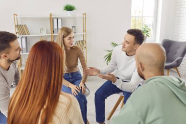 Bir grup iş adamı gündelik giysiler içinde sandalyelere oturmuş toplantıda sohbet ediyorlar. Şirket çalışanları beyin fırtınası yaparak büyük kararlar alıyorlar. İş arkadaşları meslektaşlarını dinler..