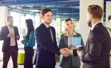 Dost canlısı iş adamları el sıkışma anlaşması, harika, lider patron yeni personel ile tokalaşma, kurumsal departmandaki iş hayatına hoş geldin, profesyonel iş adamları uzlaşma anlaşması.