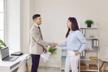 Profesyonel işadamı ofiste bir iş arkadaşı veya müşteriyle el sıkışıyor, anlaşma, ortaklık veya anlaşma, takım çalışması ve işbirliği, olumlu etkileşimlerin önemi.