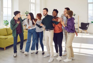 Heyecanlı bir grup mutlu genç arkadaşın portresi. Öğrenciler ya da meslektaşlar evde birlikte takılırken eğleniyorlar. Erkekler ve kızlar sıraya girip toplantının tadını çıkarıyorlar. Arkadaşlık kavramı.