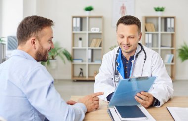 Doktor ya da hemşire test sonuçlarını tartışır ve bir hastane kliniği ziyareti sırasında hastaya tavsiyelerde bulunur. İletişim, tıbbi destek ve sağlık hizmetlerinde yardımın önemini vurguluyor.