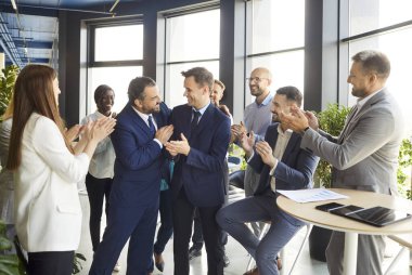 Lobide birbirini alkışlayan mutlu iş adamlarından oluşan çok kültürlü bir grup. Bir eğitim etkinliğindeki neşeli girişimci kalabalığı. İnsanların buluşması, çalışanların bağlanması