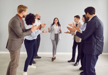 Bir grup mutlu genç iş adamı ya da ofis kıyafeti giyen şirket çalışanı başarılarını kutlarken ya da içeride kadın meslektaşlarını tebrik ederken eğleniyorlar..
