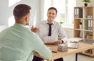 Verimli bir ofis toplantısı sırasında bir müşteri ya da meslektaşla tartışan mutlu bir işadamı. Profesyonel bir ortamda takım çalışması, ortaklık ve etkili iletişim..