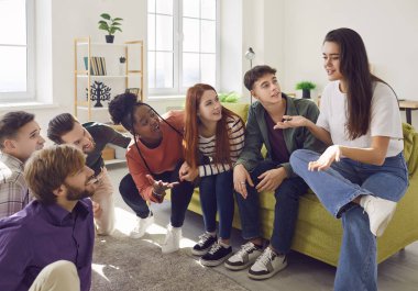 Gençler çeşitli grup portreleri, mutlu öğrenciler arkadaşça sohbet, kanepede oturup konuşmak, çalışmak, mezuniyet, gençlik deneyimlerini paylaşmak, duygular ve fikirler, pozitif iletişim becerileri.