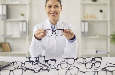 Optisyen, göz doktoru, göz doktoru, göz doktoru doğru gözlüğü bulmaya yardım eden göz doktoru, mükemmel bir optik çerçeve, lens, tıbbi klinikte görüşü düzeltmek için gözlük seçen, mağazada seçen
