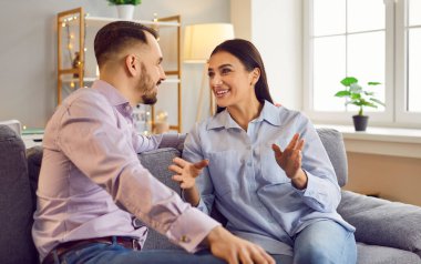 Mutlu gülümseyen genç bir kadın kocasına onu dikkatlice dinleyen bir adamla bir şeyler anlatıyor. Oturma odasındaki kanepede oturan, birbirine bakan, duygularını ve duygularını paylaşan sevgili çift..