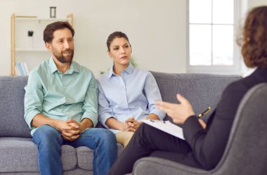 Aile çift terapi seansı yapıyor. Karı koca kanepede oturup ilişkilerindeki sorunları psikologlarıyla ya da psikoterapistleriyle tartışırlar. Psikoterapi kavramı