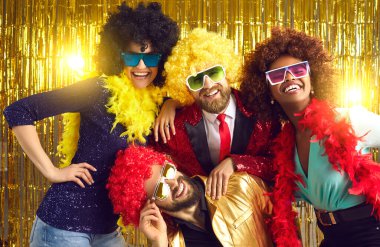 Genç hipster insanlar grubu eğleniyor. Tooththy gülümseme pozitif kaygısız farklı etnik çeşitlilikte dört arkadaş komik disko saç peruğu ile kameraya poz veriyor. Mutlu eğlenceli parti aktiviteleri ve bayram kutlamaları