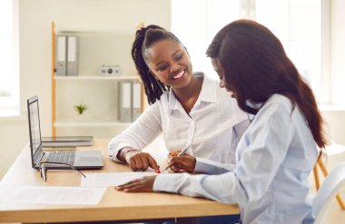 Afro-amerikan ofis bayan meslektaşları konuşuyor, kız arkadaşları, takım çalışması danışmanı proje koordinasyonunu tartışıyor, yeni çalışan stajyeri, müşteri ilişkileri, profesyonel rehberlik