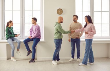 Çeşitli genç arkadaş canlısı insanlar, arkadaşlar konuşuyor, haberleri paylaşıyorlar, hislerini paylaşıyorlar. Sohbeti, konuşmayı, dostça buluşmayı, destek ekibini, hayat anlaşmasını ya da başlangıç etkileşimini içerir