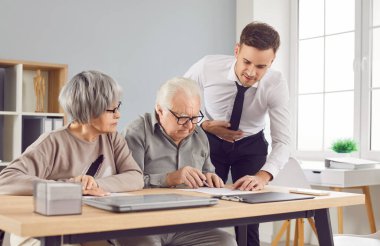 Emlakçı yaşlılar için emlak satın alma sözleşmesi imzalamaya yardım ediyor. Yaşlı çiftlere destek sağlayan emlak sözleşmesi imzalanan sözleşmeyle yeni bir hayata başlıyorlar.