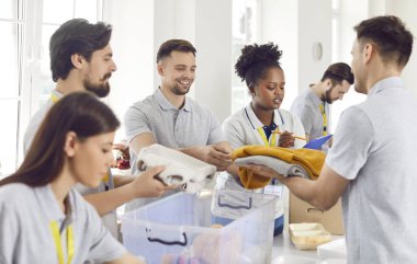 Gönüllü ekip, yiyecek ve eşyaları kutulara, insani yardım ve kamu hizmetlerine koymak için birlikte çalışıyor. Sadaka ve bağışlar, ihtiyacı olanlara yardım etme konusunda güçlü bir kararlılık göstermektedir..