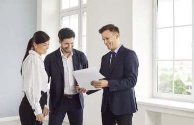 Menajer danışman müşteriler, erkek emlakçı ya da ev sahibi ev gösterme, çiftlerle sözleşme, emlakçı erkek toplantısı müşterilere, kiracılara yardım etmek için, yeni kiralık mülkleri satılık görmek, ofis