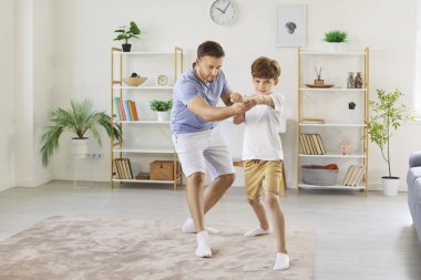 Baba ve oğul evde birlikte dövüş sanatları eğitimi alıyorlar. Çocuk fiziksel aktivite yoluyla babasıyla bağ kurmayı, yeteneklerini geliştirmeyi ve spor yaparken formda kalmayı seviyor..