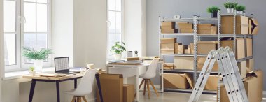 Çevrimiçi bir mağazanın boş bir deposu ya da rafları paketlerle dolu bir postane. Çevrimiçi bir perakende veya posta ayarında envanter yönetimi, sevkiyatı bekleyen paketlerin depolanmasını gösterir.