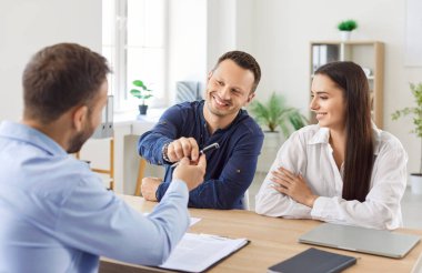 Aile çift olarak, müşteri olarak, bir ofis toplantısı sırasında bir finans danışmanı ya da yatırım acentesiyle sözleşme imzalıyorlar. Bu imza, yatırım yolculuğunda önemli bir adımdır..