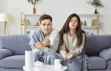 Evde virüs, soğuk algınlığı ya da grip geçiren evli bir çift var. Ateş ve hastalıktan hasta görünüyorlar, iyileşmek için sağlık hizmetine ihtiyaçları var. Hastalık, evde hasta olmanın etkisini gösteriyor..