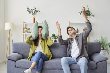 Evde sinirli bir çift var, kulaklarını yastıkla kapatıyor, mutsuz bir aile gürültüyü görmezden gelmeye çalışıyor, gürültülü rahatsız edici komşulardan, yüksek sesli müzikten, işlerden nefret eden bir ses. 