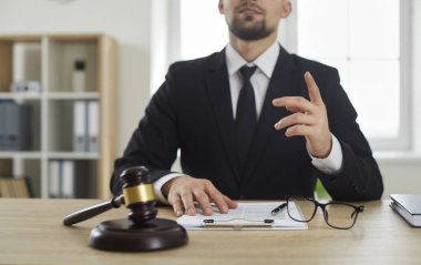 Ofis masasında tokmakla otururken avukat ya da avukatın profesyonel hukuki danışmanlık yapması. Hukuk, adalet ve hukuk hizmetleri kavramı