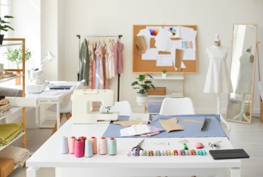 Boş moda atölyesi tasarımcısı ya da dikiş makinesi ve iplikleri olan terzi. Kendi stil atölyesinde terzi ya da terzi yok. Kıyafet tasarımı. Biçim ve terzi.