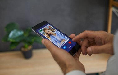 Randevu sitesinde profilleri karıştıran ya da ekranda görünen kıza sempati göstergesi olarak kırmızı kalbe basan bir adamın fotoğrafını çek. Bekar adam aşkı bulmak için akıllı telefon kullanır..