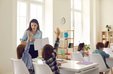 Küçük çocuklar her zaman yeni bir şey öğrenmeye heveslidirler: İlkokul öğrencileri sınıfta öğretmenlerin sorularına cevap vermek için ellerini kaldırırlar. İlkokul eğitimini eğlenceli ve ilginç tutma kavramı