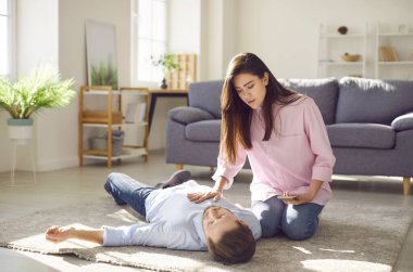 Stresli bir anda erkek bayılıp güzel bir kadını terk eder. Telefonla ambulans çağıran kadın baygın bir şekilde yere uzanmış, evinde baygınlık geçirmesi için yardım istiyor.