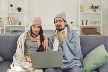 Doktora sanal ziyaret. Kanepede oturan hasta genç bir çift Skype, Zoom ya da FaceTime üzerinden tıbbi danışmanlık yapıyorlar. Şikayet ediyorlar, grip virüsü enfeksiyonu ve boğaz ağrısı hakkında konuşuyorlar.
