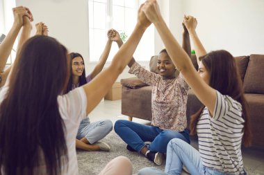 Çok ırklı, mutlu, kendine güvenen genç bayanlardan oluşan bir grup arkadaş canlısı bir şekilde yerde daireler çizerken el ele tutuşuyorlar ve evlerinde toplanıyorlar. Kadın arkadaşlığı, destek, yardım ve birlik kavramı