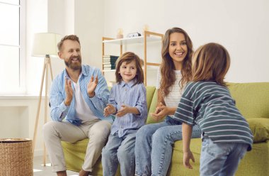 Mutlu Kafkasyalı anne, baba ve çocuklar evde konuşuyor. Oğlum günün haberlerini ailenle paylaşıyor. Avrupalı anne ve baba, çocuklarının onun başarılarını anlatmasını dinlerken alkışlıyorlar.