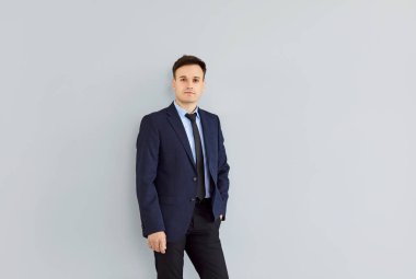 Kafkas işadamının portresi gri duvar stüdyosunun arka planında tek eli cebinde kameraya güvenle bakıyor. Takım elbiseli, gömlekli ve kravatlı yakışıklı bir adam. Boşluğu kopyala
