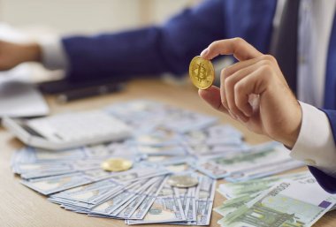 Bitcoin para şifreleme başarılı gelir, iş adamı yeni başarılı proje geliştiriyor, para kar banknotları masada, mali kazanç, piyasa avantajı iş yardımı, başarılı girişimci