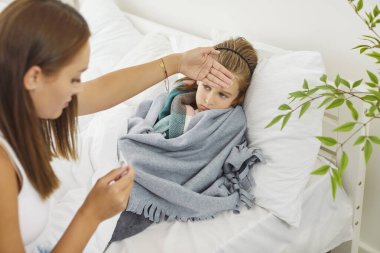 Bakıcı anne, hasta oğlunun sıcaklığını evde yatarken termometre kullanarak ölçer. Çocuk hastalıktan, ateşten, nezleden ya da gripten muzdarip. Anne ise sevgi ve endişeyle ilgileniyor..