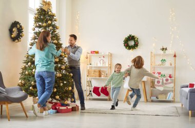 Aileler Noel ya da yeni yıl ağacını evde süslerken, çocuklar yakınlarda oynuyorlar. Aile birlikte tatilin tadını çıkartıyor. Kutlamalarında evde beklenti ve sevinçle dolup taşıyor..