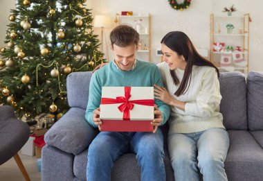 Koca, evde yılbaşı ya da yeni yıl kutlaması sırasında eşinin hediye kutusunu açar. Tatil sezonunu birlikte kutlayıp, tatilin keyfini çıkarıyorlar..