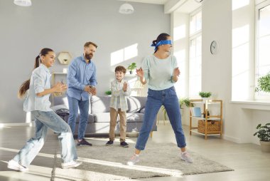 Gözleri bağlı bir anne, ailesini evde saklambaç oynarken yakalıyor. Mutlu çocuklar evde anne ve babalarıyla eğleniyor. Çocuklu genç ebeveynler oturma odasında vakit geçiriyorlar..