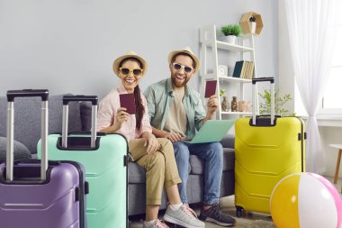 Çift tatilinde mutlu tur kayıtları, birlikte valiz hazırlamak, seyahat ve eğlence için hazırlık yapmak. Zevk hayalleri, deniz rahatlığı, tatil gezisi, yaz yolculuğu.