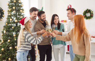 Arkadaşlar yeni yıl kutlamaları için şampanya kadehleri kaldırır ya da evde Noel partisi yaparlar. Neşeli atmosfer ve şenlikli ruh birlikte kadeh kaldırırken ve tatilin tadını çıkarırken odayı dolduruyor..