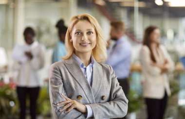 Mutlu kadın patron, kendine güveni tam bir bayan, şirket yöneticisi şirket portresi için poz veriyor, kameraya özgüvenle bakıyor, gülümsüyor, şirket sahibi başarılı kadın lider. 