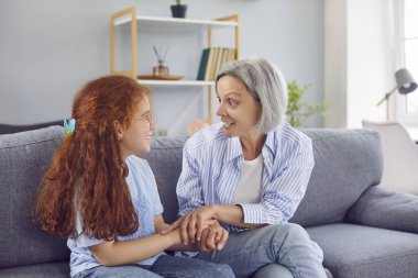 Evde, mutlu bir aile, büyükanne ve torun, kanepede oturur, konuşur ve sırlarını paylaşırlar. Birlikte, boş zamanlarının tadını çıkarıyorlar, aşk ve neşeli dedikodularla dolu..