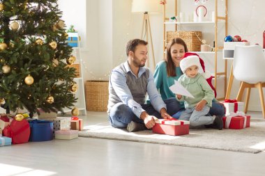 Çocuklu aile Noel 'i ya da yeni yılı evde kutlar, hediye kutularını birlikte açarlar. Bayram neşe ve heyecan getirir. Kutlama sırasında özel anlar yaratır..