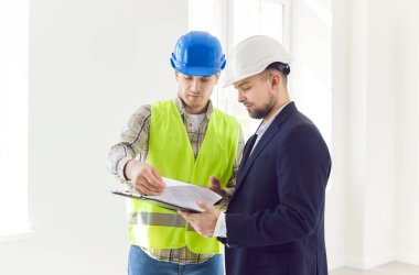 İnşaatçı ve işadamı, bir ev veya ofisin inşası veya yenilenmesinin planlandığı bir sohbete girişiyor. Mimar ve müvekkil arasındaki tahmini, takım çalışmasını ve işbirliğini tartışırlar.