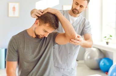 Profesyonel eğitmen hemşire tarafından rehabilitasyon ve el dirsek terapisi, el tedavisi kiropraktör, travma tedavisi için fizyoterapist doktor masajı, travmatolog, doktor ortopedi cerrahı.