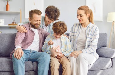 Mutlu aile evde birlikte para biriktiriyor, domuz kumbarasına para koyuyor, anne ve baba oğullara para öğretiyor, kardeşler yatırım yapıyor, ortak bir gelecek planlıyor, finans yönetiyor, para biriktiriyor, para harcıyor.