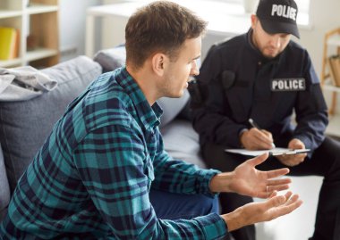 Polis sorgusu, polis memuru üniformalı adam, tanık sorgusu, şüpheli suçlularla görüşme, şikayetleri dinlemek, savcılık kanıtları toplamak, devriye gezmek...