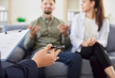 Terapi seansı sırasında bir aile çiftine danışmanlık ve destek veren psikolog, ilişkiyi güçlendirmek için tavsiyelerde bulundu. Doktor, çiftin duygusal durumunu iyileştirmeye odaklanıyor..