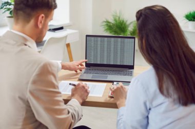 İş adamları ofis masasında dizüstü bilgisayarla çalışıyor, bilgisayar platformunda muhasebe analizi yapıyor, bulut veri istatistiklerini analiz ediyor, çevrimiçi ticaret pazarı teknoloji araştırmalarıyla meşgul, stajyer öğrenimi, arka planda 