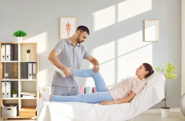 Profesyonel eğitmen hemşirenin bacak ve diz rehabilitasyon terapisi, el tedavisi kiropraktör, fizyoterapist doktor travmayı tedavi ediyor, travmatolog, doktor ortopedi uzmanı, hasta yalancı.
